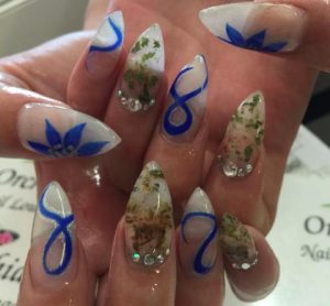 manicure-de-marihuana-con-azul